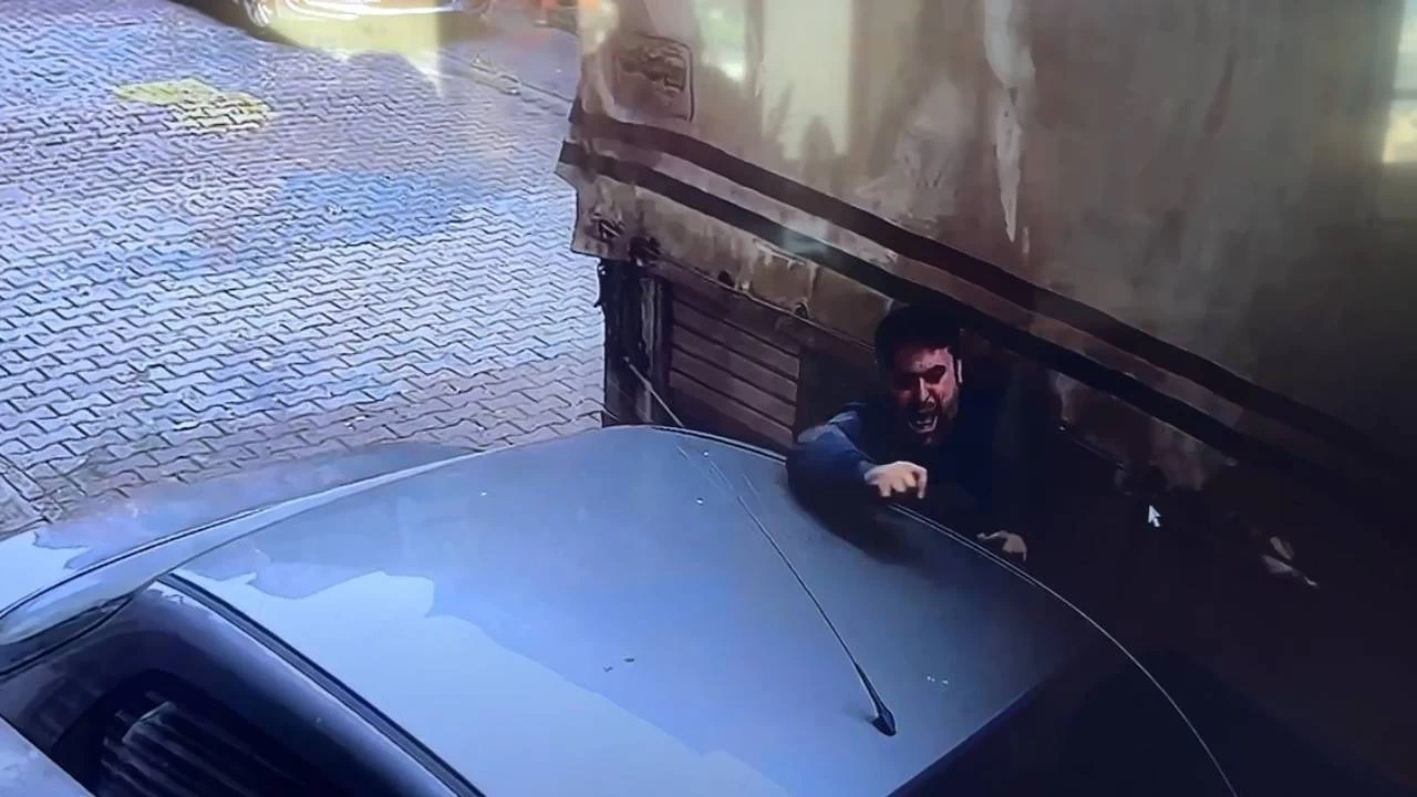 Ka��thane'de deh�et anlar�: Durdurmak istedi�i kamyonetle otomobil aras�nda s�k��t�