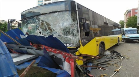 Kağıthane'de, İETT otobüsü metro inşaatına daldı
