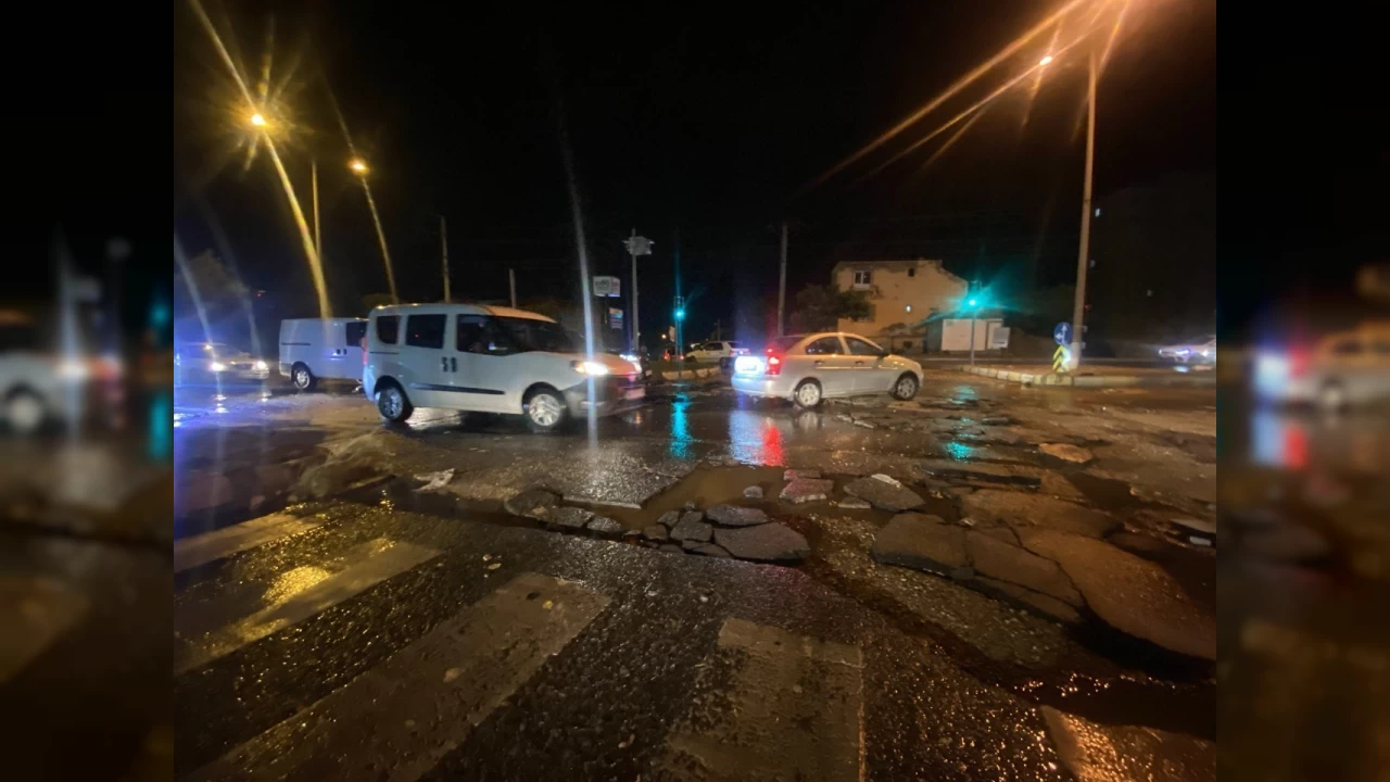 Kahramanmara�'ta �iddetli ya�mur hayat� fel� etti, yol yar�ld�