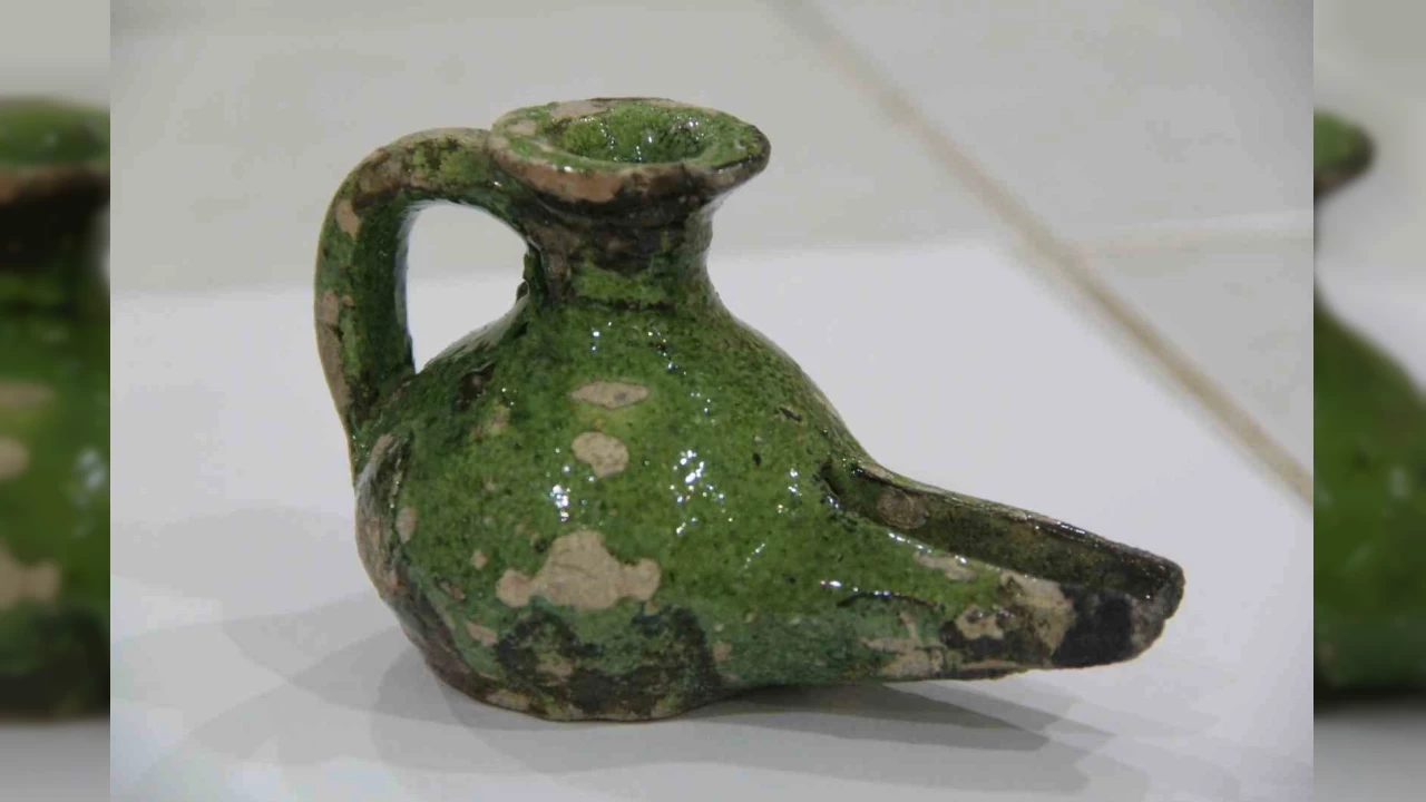 Kalehisarda 800 y�ll�k kandil bulundu