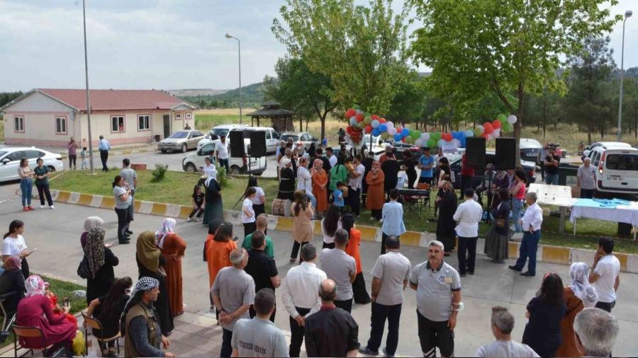 Kanser hastaları halayla moral buluyor