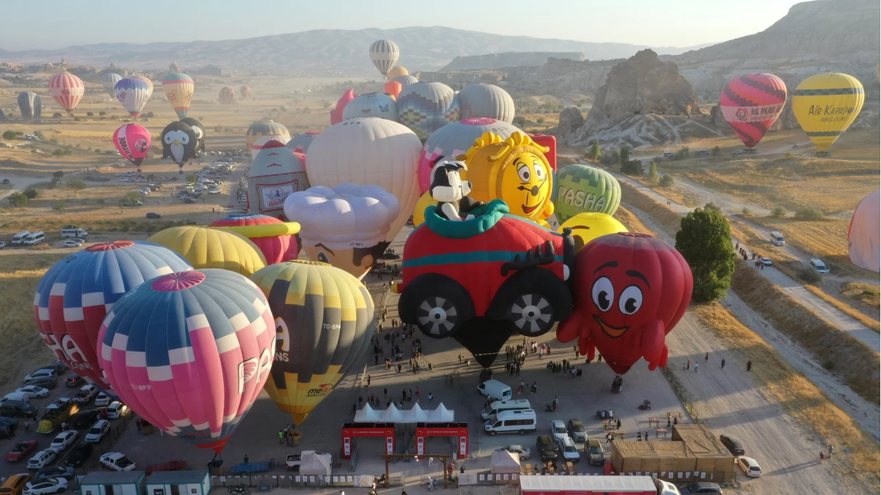 Kapadokya'da figürlü sıcak hava balonları gösteri uçuşu yaptı