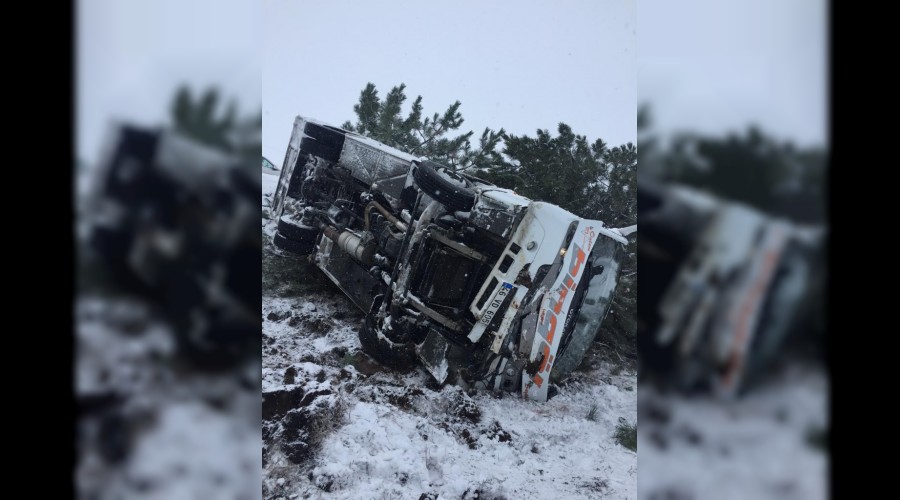 Kar nedeniyle midibüs devrildi: 7 yaralı