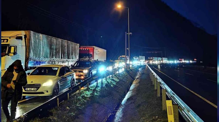 Karayoluna düşen kayalar yolu kapattı