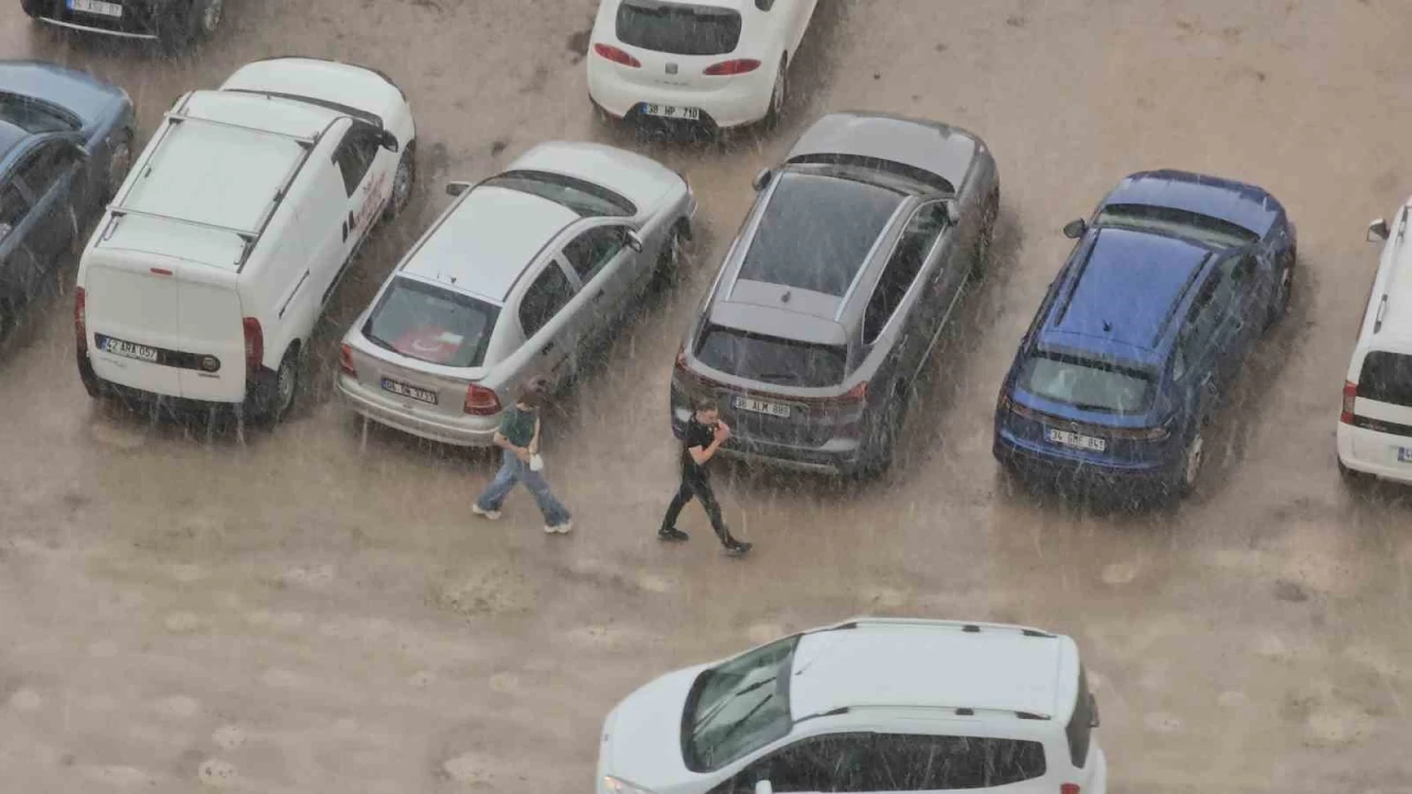 Kayseri'de sağanak bastırdı, vatandaşlar ne yapacağını şaşırdı