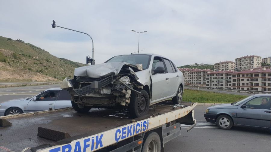 Kayseri'de trafik kazas�: 5 ki�ilik otomobilden 10 yaral� ��kt�
