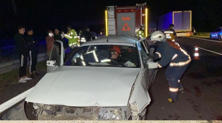 Kaza yapan doktor aracından inerek yaralılara müdahale etti: 3 yaralı