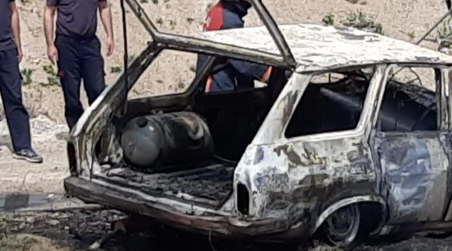 Kaza yapan otomobil yanarak küle döndü