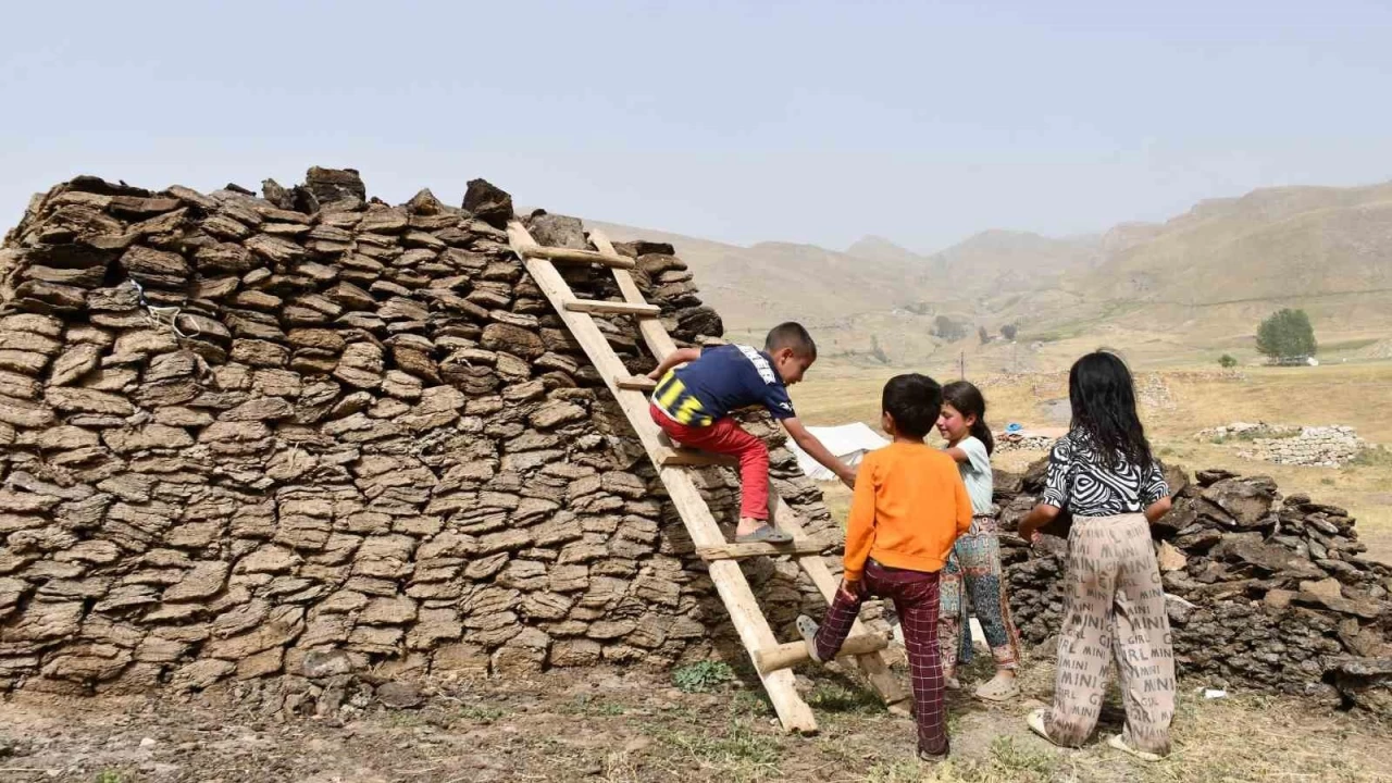 Kendileri k���k, i�leri b�y�k