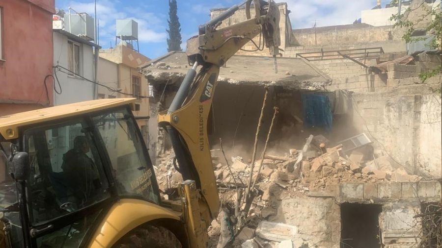 Kilis'te a��r hasarl� binalar�n y�k�m� s�r�yor