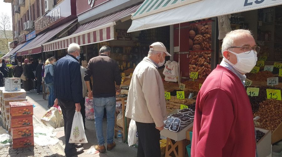 Kısıtlama öncesi vatandaşlar kuruyemişçiye koştu