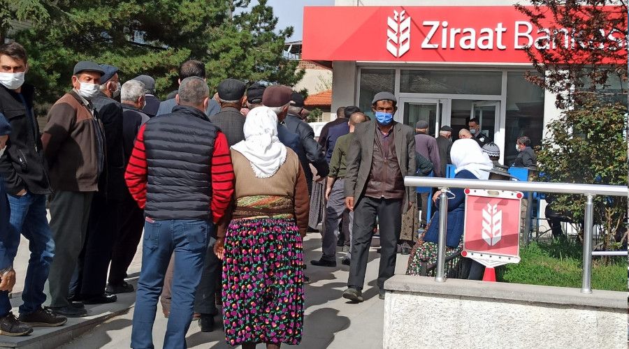 Kısıtlama öncesinde bankalarda önünde uzun kuyruklar oluştu