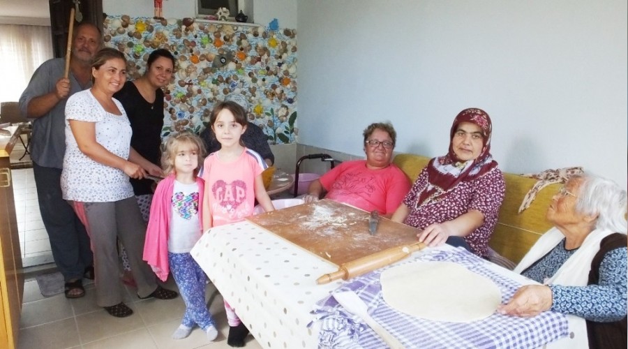 Kışlık yiyecekleri imece ile hazırlıyorlar