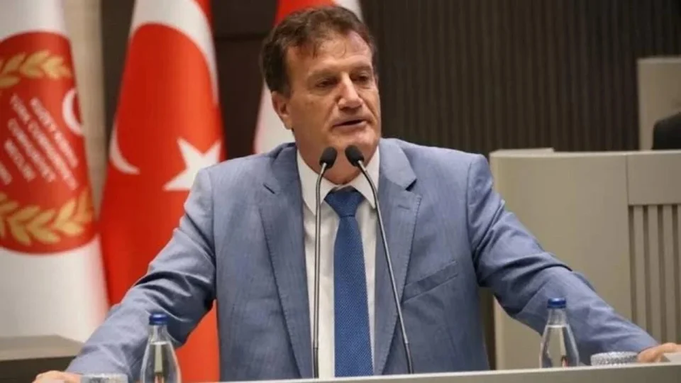 KKTC'de koalisyon ortağı Yeniden Doğuş Partisi hükümetten çekilme kararı aldı