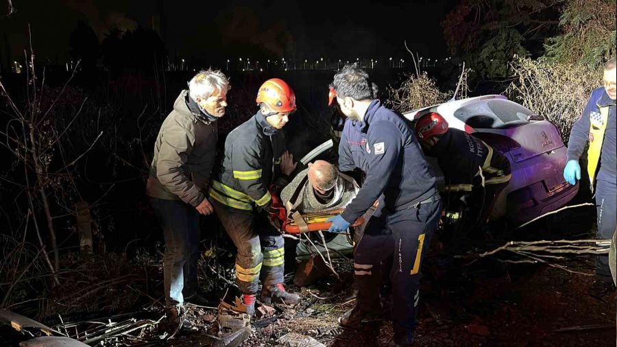 Kocaeli'nde iki otomobil kafa kafaya çarpıştı: 1'i ağır 6 yaralı