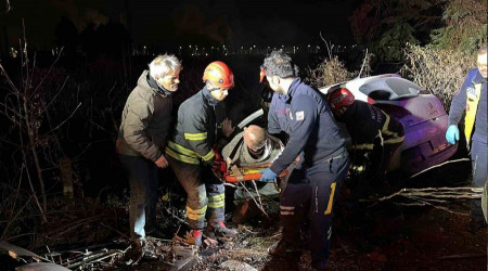 Kocaeli'nde iki otomobil kafa kafaya çarpıştı: 1'i ağır 6 yaralı