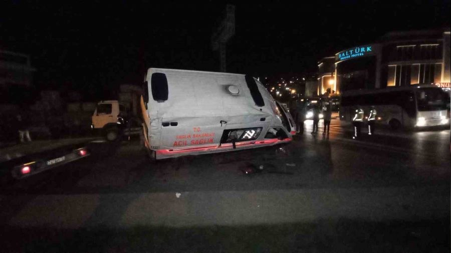 Kocaeli'nde otob�sle ile ambulans �arp��t�: 3 yaral�
