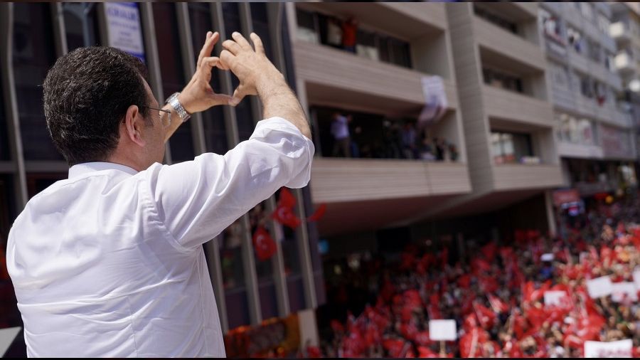 ‘Koltuğunu korumak için yalandan geri durmuyor’