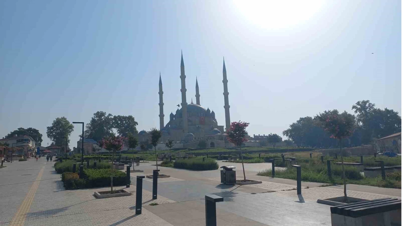 Komşuda çıkan yangının dumanı Edirne'ye ulaştı