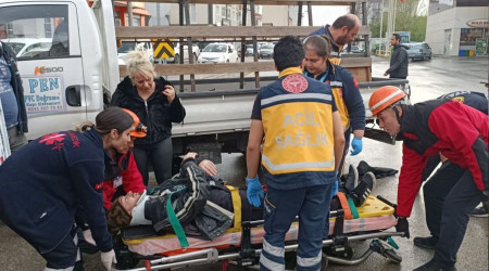 Kontrolden çıkan motosiklet kamyonete çarptı, 1 yaralı