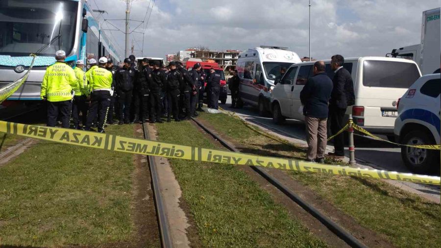 Konya'da �ocu�uyla tramvay�n alt�nda kalan anne hayat�n� kaybetti
