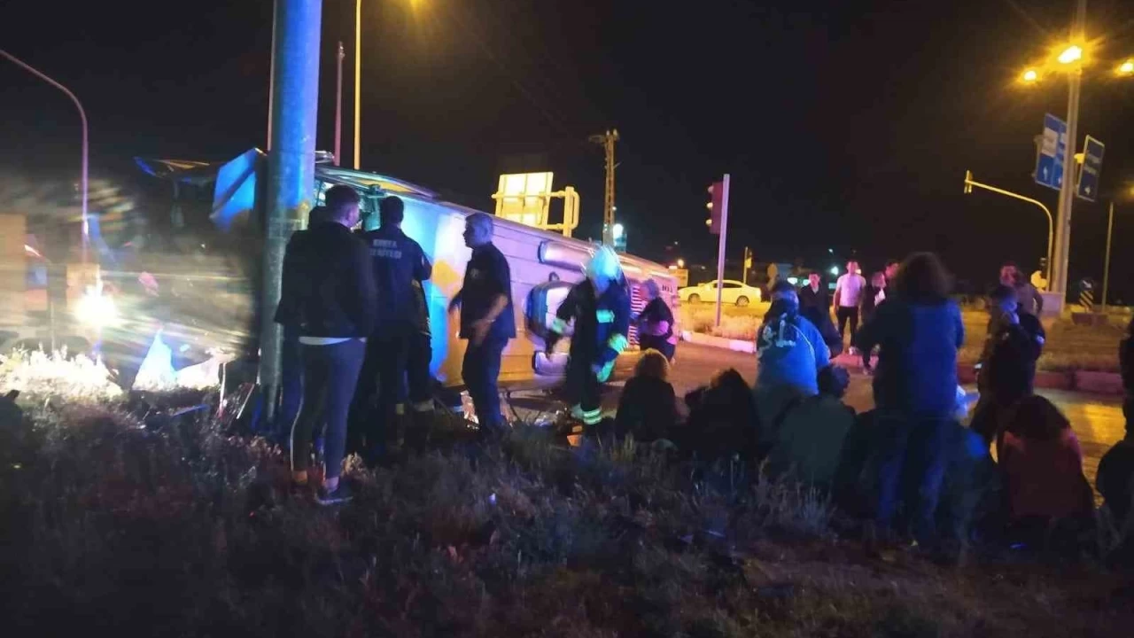 Konya'da midibüs ile panelvan çarpıştı: 24 yaralı