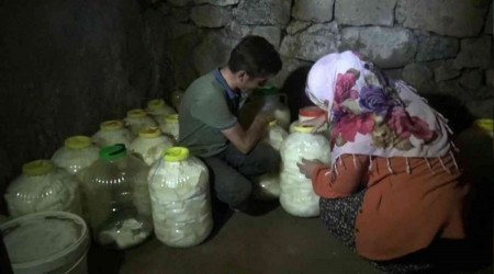 Köylüler kışlık erzaklarını toprak altında muhafaza ediyor