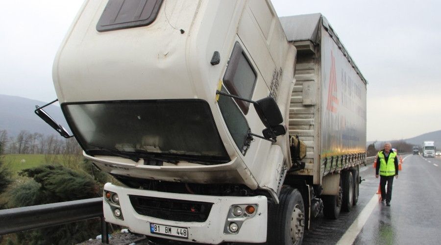 Kozmetik hammaddesi yüklü kamyonda korkutan yangın