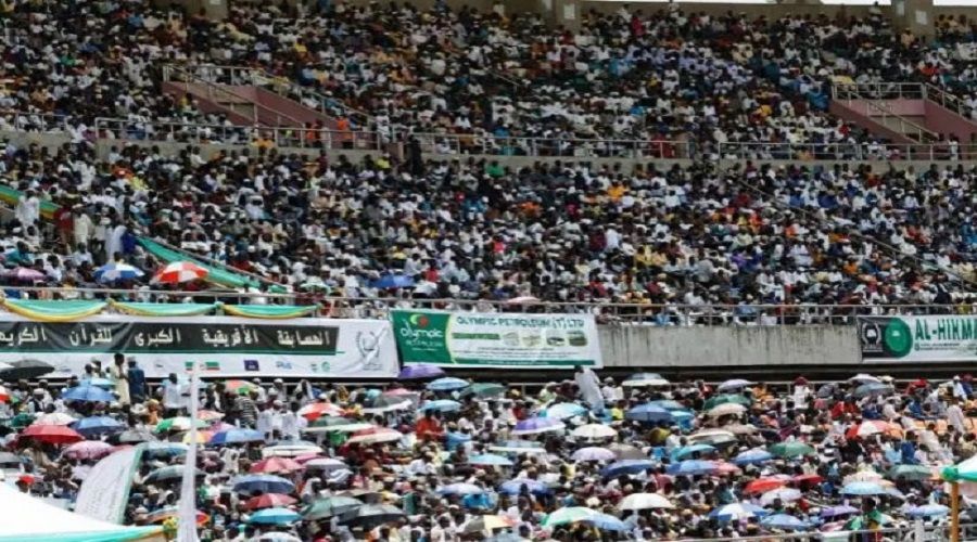 Kuran dinlemek i�in trib�nleri doldurdular