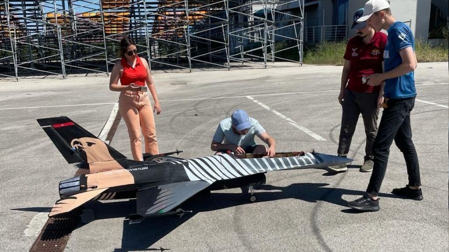 Lise öğrencileri F-16 için fırlatma koltuğu prototipi üretti