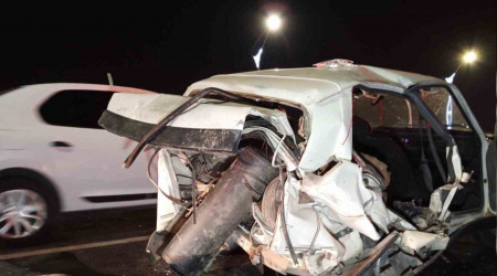 Lüks otomobil çarptığı otomobili kağıt gibi ezildi: 1 ölü, 1 yaralı