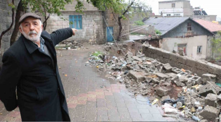 Mahalle yolundaki çöküntü tedirginlik oluşturdu