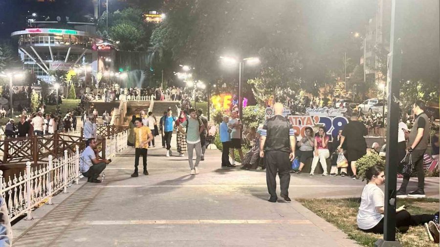 Malatya diken üstünde, halk sokakta