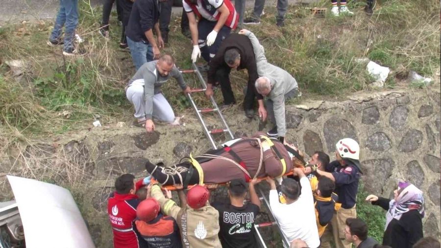 Maltepe'de otomobil dereye u�tu: 4 yaral�