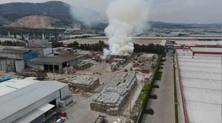 Manisa OSB'deki kağıt fabrikasında büyük yangın