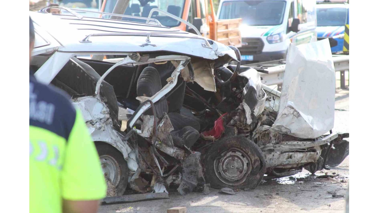 Mersin'de otomobil beton bariyere çarptı: 2 ölü