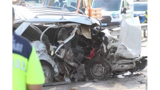Mersin'de otomobil beton bariyere arpt: 2 l