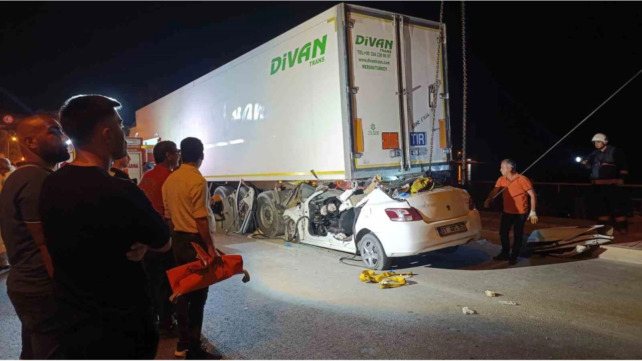 Mersin'de otomobil, park halindeki tırın altına girdi: 2 ölü