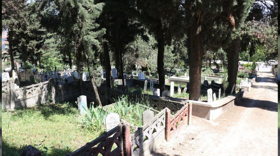 Mezarlklar bayram ncesi bo kald