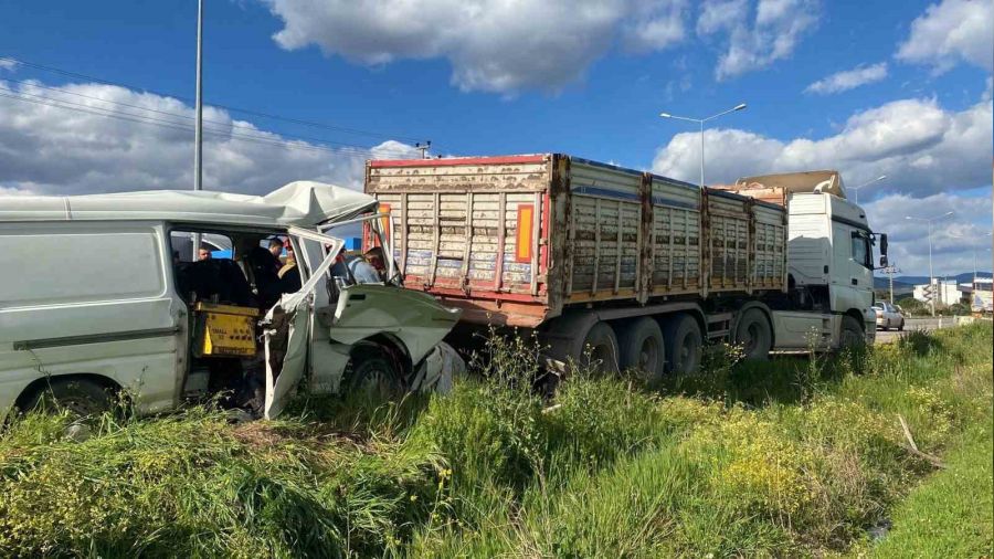 Minib�s park halindeki �ekiciye �arpt�