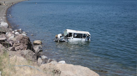 Minibüs Van Gölü'ne düştü