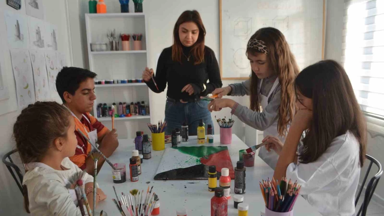 Minik çocuklar Filistin ve Gazze'nin resmini çizdiler