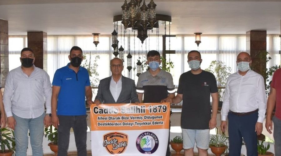 Modifiye otomobil tutkunlar� Salihli'de bulu�uyor