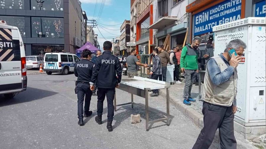 Motosikletli saldırgan iş yerlerini taradı