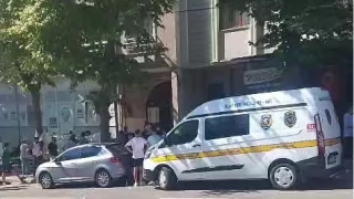 Muhabirin telefonunu gasp edip, mesaj attlar