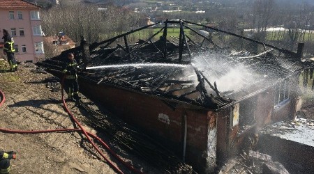 Mutfakta başlayan yangında ev küle döndü