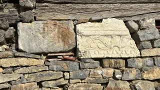 M�ze gibi k�y: Her duvarda tarihi tap�na��n ta�lar� var