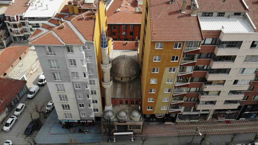 O arada bir cami var