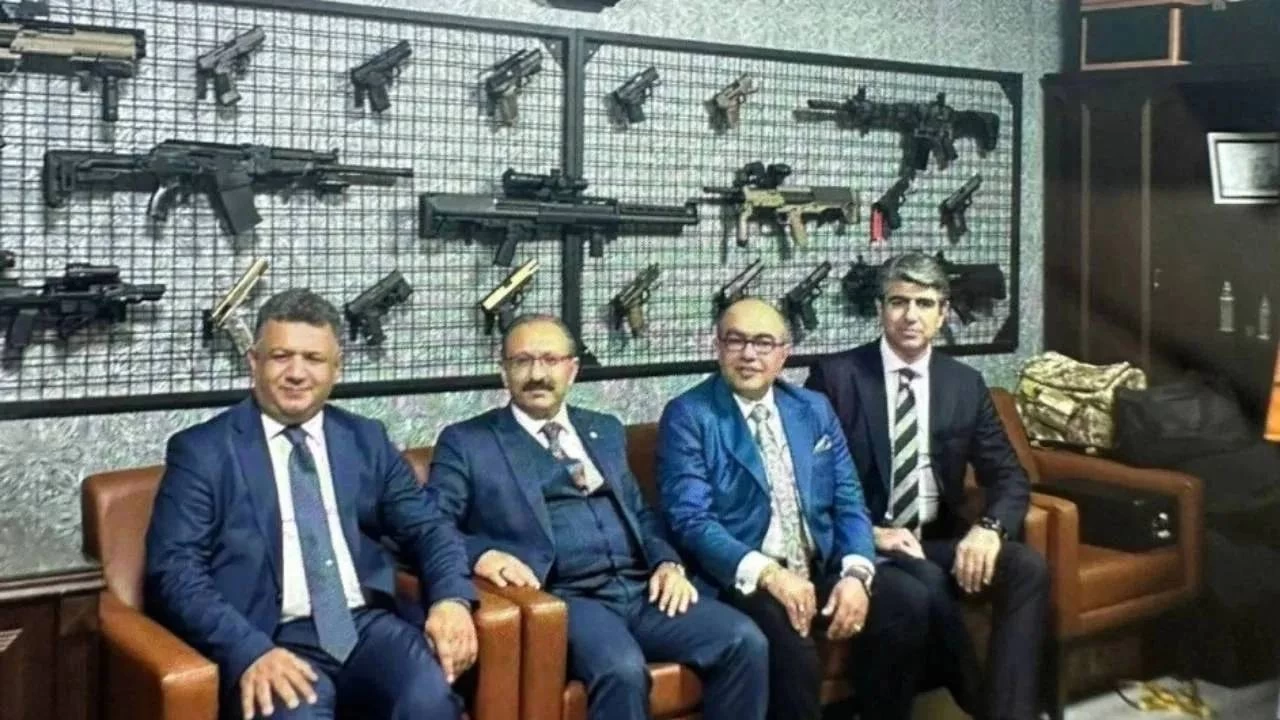 Odasında silah koleksiyonu teşhir eden hakim hakkında soruşturma başlatıldı