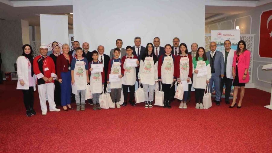 Öğrenciler bayat ekmekten pizza yaptı